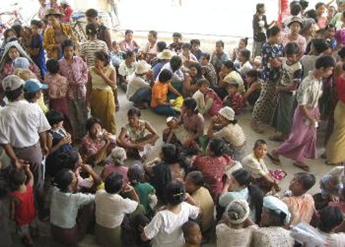 Χιλιάδες άνθρωποι στη Μιανμάρ περιμένουν λίγη τροφή για την επιβίωσή τους