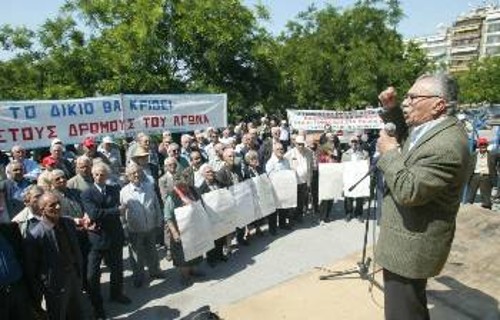 Ο Δ. Μαυροδόγλου μιλάει στη συγκέντρωση των συνταξιούχων