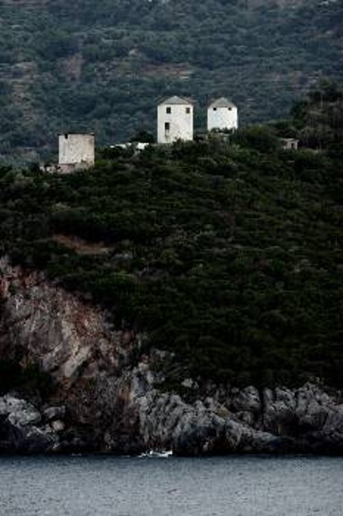 Στην πλαγιά του υψώματος Κάστρο δεσπόζουν τρεις συντηρημένοι μύλοι