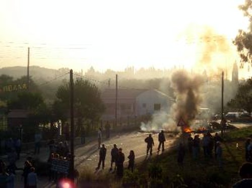 Εικόνα από την προχτεσινή βάρβαρη επίθεση των ΜΑΤ κατά των κατοίκων της Λευκίμμης