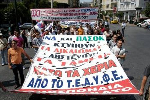 Οι φαρμακοβιoμήχανοι κερδίζουν εκατομμύρια, εμπορευόμενοι την ανθρώπινη ανάγκη. Την ίδια ώρα αρνούνται ακόμα και τις ελάχιστες αυξήσεις στους εργαζόμενους που παλεύουν για ικανοποιητικές Συμβάσεις