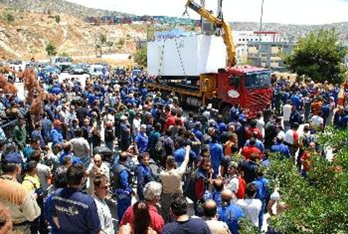 Με μια μαζική διαδήλωση, οι εργάτες τοποθέτησαν τα γραφεία των συνδικάτων τους στο Σχιστό