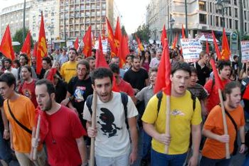 Μέλη του ΚΚΕ και της ΚΝΕ ενώ πορεύονται προς τα Γραφεία της ΕΕ κατά το χτεσινό συλλαλητήριο ενάντια στην Ευρωσυνθήκη