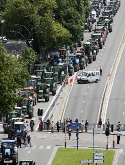 Βέλγοι αγρότες παρατάσσουν τα τρακτέρ τους στις Βρυξέλλες