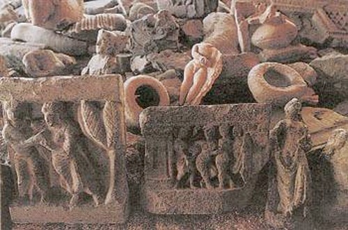 θραύσματα αρχαίων αντικειμένων, που ανήκουν στην τέχνη της Γκαντάρα, με στοιχεία ελληνιστικά και βουδιστικά