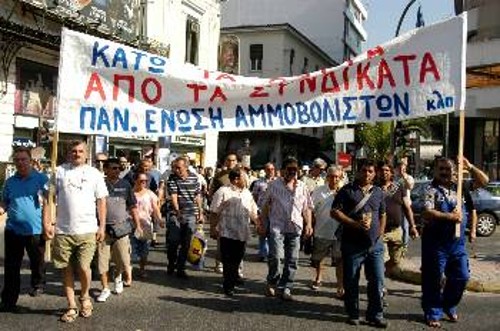 «Κάτω τα χέρια από τα συνδικάτα», διαδήλωναν οι εργάτες της Ζώνης την εποχή που οι μηνύσεις των εργολάβων έπεφταν βροχή