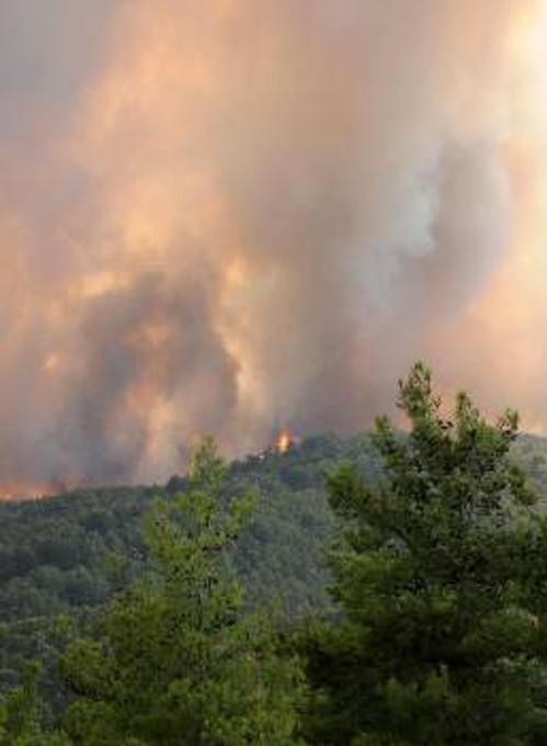 Δύσκολη ήταν η χτεσινή νύχτα στα μέτωπα της φωτιάς στη Ρόδο