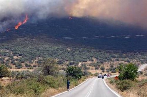 Σοβαρές καταγγελίες κάνουν οι κάτοικοι για τη φωτιά στο Λυγουριό (φωτό)