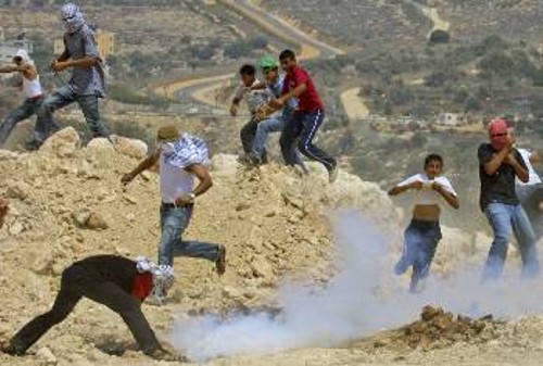 Παλαιστίνιοι διαμαρτύρονται για το τείχος
