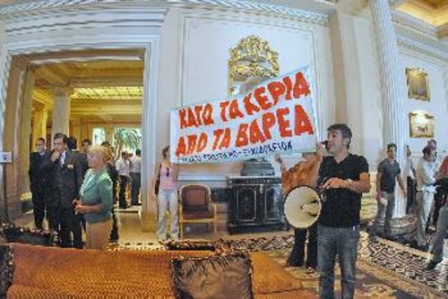 Μέσα στο λόμπι του Μεγάλη Βρετανία σήκωσαν οι ταξικές δυνάμεις των ξενοδοχοϋπαλλήλων το πανό με τα αιτήματά τους