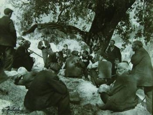 Αυτοδιοίκηση. Συνέλευση χωρικών στο χωριό Βλάση (κοντά στα Πετρίλια). 1944. Φωτογραφικό Αρχείο Μουσείου Μπενάκη