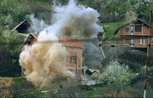 Ολμος καταστρέφει σπίτι στην περιοχή του Τέτοβο