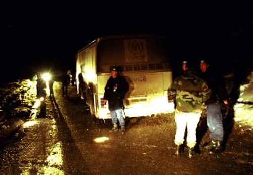 Αστυνομικοί στον χώρο όπου έγινε η επίθεση των Αλβανών Κοσσοβάρων κατα της αποστολής του ΟΗΕ