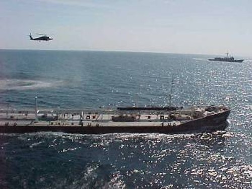 Το ρωσικό δεξαμενόπλοιο επιτηρείται από αμερικανικό ελικόπτερο