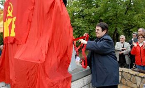 Η ΓΓ της ΚΕ του ΚΚΕ κάνει τα αποκαλυπτήρια του μνημείου