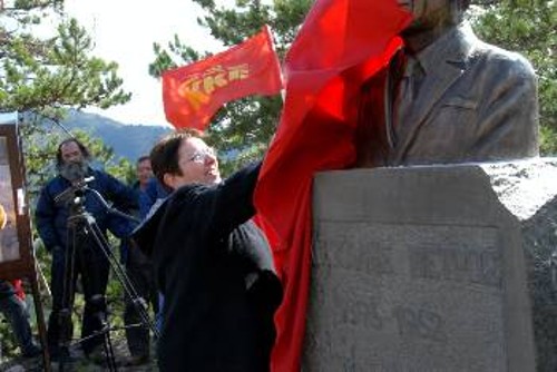Η ΓΓ της ΚΕ του ΚΚΕ, Αλέκα Παπαρήγα, αποκαλύπτει το Μνημείο του Πέτρου Κόκκαλη στο ύψωμα Βέρτενικ στο Γράμμο