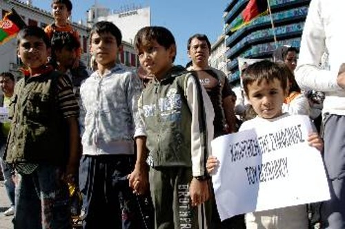 Με τις γυναίκες και τα παιδιά τους διαδήλωσαν το Σάββατο εκατοντάδες Αφγανοί στο κέντρο της Αθήνας