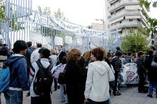 Δεν είναι τυχαίο ότι επανεμφανίζονται ασθένειες που είχαν εξαφανιστεί, π.χ. φυματίωση, και σχετίζονται άμεσα με τις συνθήκες και το επίπεδο διαβίωσης. (Φωτ. από κινητοποίηση στο 39ο λύκειο Αθήνας έπειτα από κρούσμα φυματίωσης, πριν δυο χρόνια)