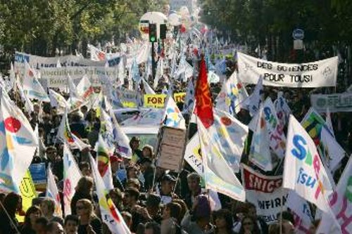 Από την προχτεσινή μαζική διαδήλωση για την Παιδεία στο Παρίσι