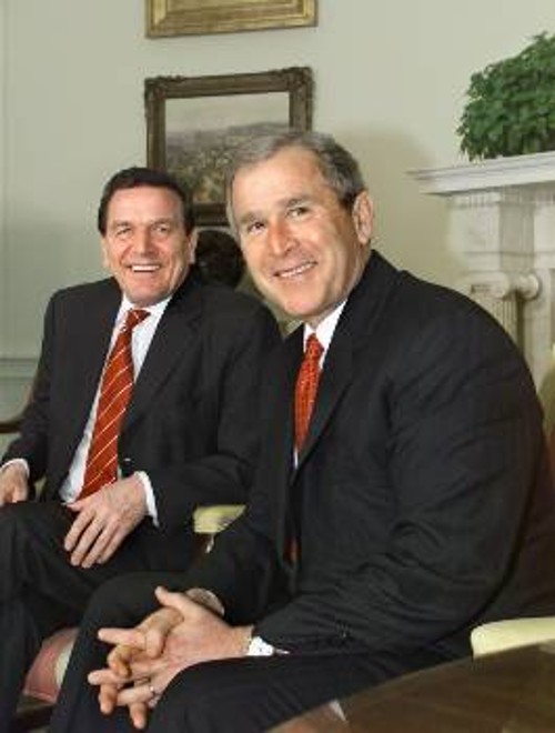 Μπους και Σρέντερ στο γνωστό σκηνικό του οβάλ γραφείου στο Λευκό Οίκο, ενώ, υποτίθεται, συσκέπτονται για το περιβάλλον...