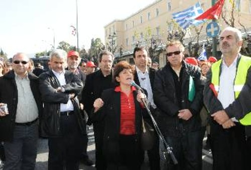 Η Διαμάντω Μανωλάκου, μέλος της ΚΕ του ΚΚΕ και βουλευτής, ενώ απευθύνεται στους συγκεντρωμένους λιμενεργάτες