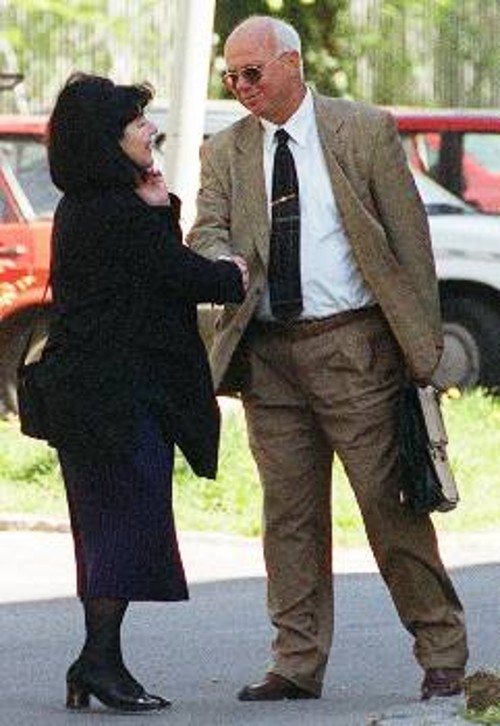 Η σύζυγος του Σ.Μιλόσεβιτς με τον δικηγόρο του