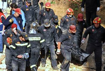 Οι κεφαλαιοκράτες αυξάνουν τα κέρδη τους με το αίμα των εργατών. (φωτ. από παλιότερο εργατικό «ατύχημα» στο Ν. Ψυχικό, όπου εργάτης καταπλακώθηκε από μάντρα)