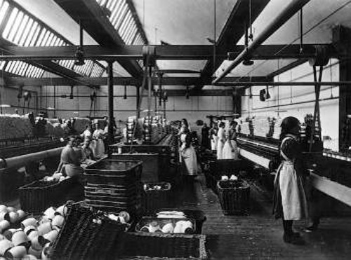 Η Βιομηχανική επανάσταση δημιούργησε εκατομμύρια εκμεταλλευόμενους εργάτες (στη φωτογραφία εργαζόμενοι σε κλωστοϋφαντουργείο στη Βρετανία)