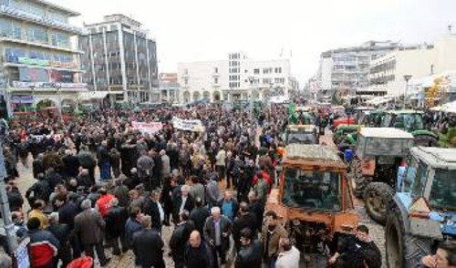 Από τη συγκέντρωση στην πλατεία της Καρδίτσας