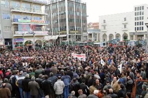 Οταν το αγωνιστικό πλαίσιο της ΠΑΣΥ συσπειρώνει δυνάμεις τέτοιου όγκου, όπως την περασμένη Τετάρτη στην κεντρική πλατεία της Καρδίτσας, επόμενο είναι να δέχονται επιθέσεις από τις δυνάμεις του συμβιβασμού και της ενσωμάτωσης