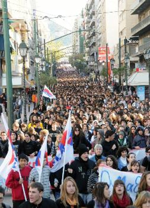 Στην πανελλαδική απεργία στις 10 Δεκέμβρη εργάτες και νεολαίοι βρέθηκαν μαζί στην πρώτη γραμμή