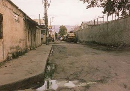 Γεμάτους λάσπες θυμάται τους δρόμους στο Μαρκόνι, πριν από 35 χρόνια, ο Δ. Καρανάσιος. Γεμάτοι λάσπες και βρωμιά εξακολουθούν να είναι μέχρι σήμερα...