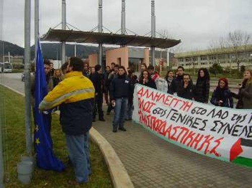 Πανεπιστήμιο Ιωαννίνων: Φοιτητές της ΠΚΣ κατεβάζουν τη σημαία της ΕΕ για να υψώσουν την παλαιστινιακή