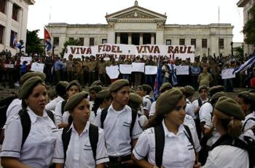 Η νεολαία υπερασπίζεται τη σοσιαλιστική πατρίδα