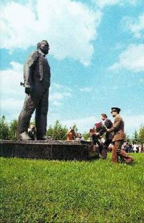 Ενα από τα πολλά μνημεία που υπάρχουν στη Ρωσία προς τιμήν του Γιούρι Γκαγκάριν. Κοσμοναύτες, αλλά και χιλιάδες απλοί άνθρωποι συνεχίζουν να καταθέτουν λουλούδια στη μνήμη του