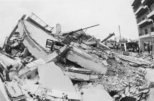 Οικοδομή που κατέρρευσε στο σεισμό της 7ης Σεπτέμβρη 1999, στην Αθήνα