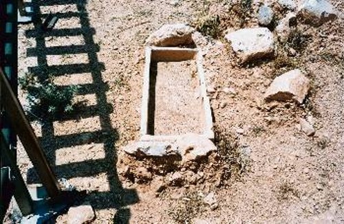 Εδώ, διακρίνεται τάφος στο πλάι της Ιεράς Οδού