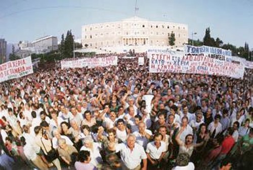 Από την πρώτη στιγμή που ανακοινώθηκαν οι αντεργατικοί, αντιασφαλιστικοί νόμοι της κυβέρνησης της ΝΔ (γνωστοί ως νόμοι Σιούφα), παλλαϊκή ήταν η αντίδραση των εργαζομένων. (Στιγμιότυπο από το παναττικό συλλαλητήριο στις 10.9.1992 έξω από τη Βουλή)