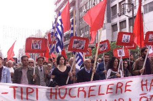 Μέλη και οπαδοί του ΚΚΕ, της ΚΝΕ και άλλων αντιδικτατορικών οργανώσεων πορεύονται προς το παλιό κτίριο της Ασφάλειας στη Θεσσαλονίκη