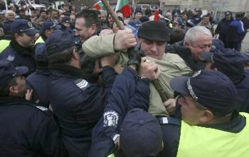 Βούλγαροι αγρότες διαμαρτύρονται για τα μέτρα που τους οδηγούν σε αφανισμό και εξαθλίωση