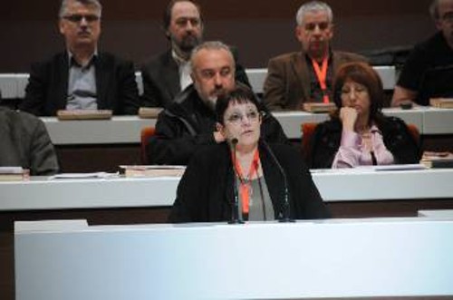 Η ΓΓ της ΚΕ του ΚΚΕ, Αλέκα Παπαρήγα ,στο βήμα του 18ου Συνεδρίου