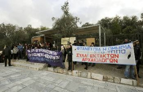 Από παλιότερη συγκέντρωση διαμαρτυρίας των συμβασιούχων αρχαιολόγων έξω από την Ακρόπολη