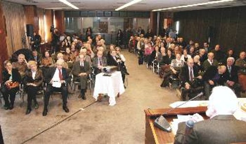 Ο Πρόεδρος του Συνδέσμου Αντιστασιακών Δημοσιογράφων Κ. Νίτσος απευθύνεται στους παραβρισκόμενους στην εκδήλωση κοπής της πίτας