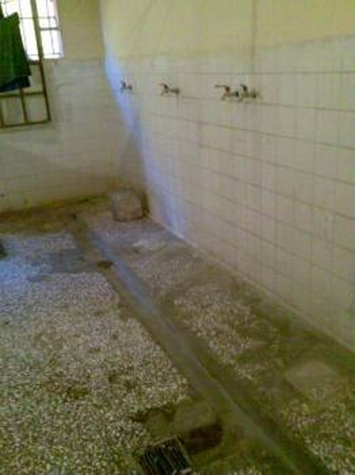 Σε αυτό το χώρο κάνουν μπάνιο οι κρατούμενοι. Τα τζάμια είναι σπασμένα και δεν υπάρχει ζεστό νερό