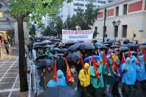 Η πορεία ανεβαίνει τη Σταδίου