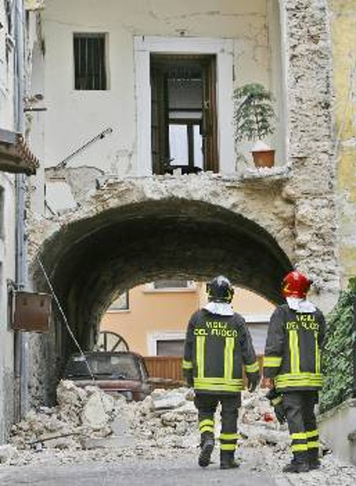 Με τους μετασεισμούς ο κίνδυνος για νέες καταρρεύσεις κτιρίων ελλοχεύει