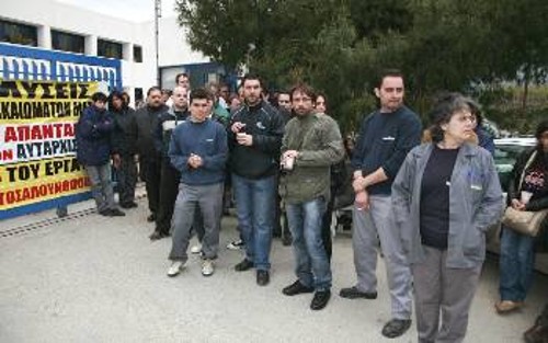 Εργάτες στον «Παπουτσάνη», κατά τη χτεσινή στάση εργασίας