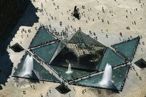 Η πυραμίδα του Λούβρου στο Παρίσι