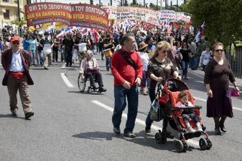 Μια οικογένεια πορεύεται, στο γιορτασμό της Πρωτομαγιάς...