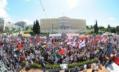 Γέμισε ασφυκτικά το Σύνταγμα από εργάτες και νέους που γιόρτασαν ταξικά και φέτος την εργατική Πρωτομαγιά...